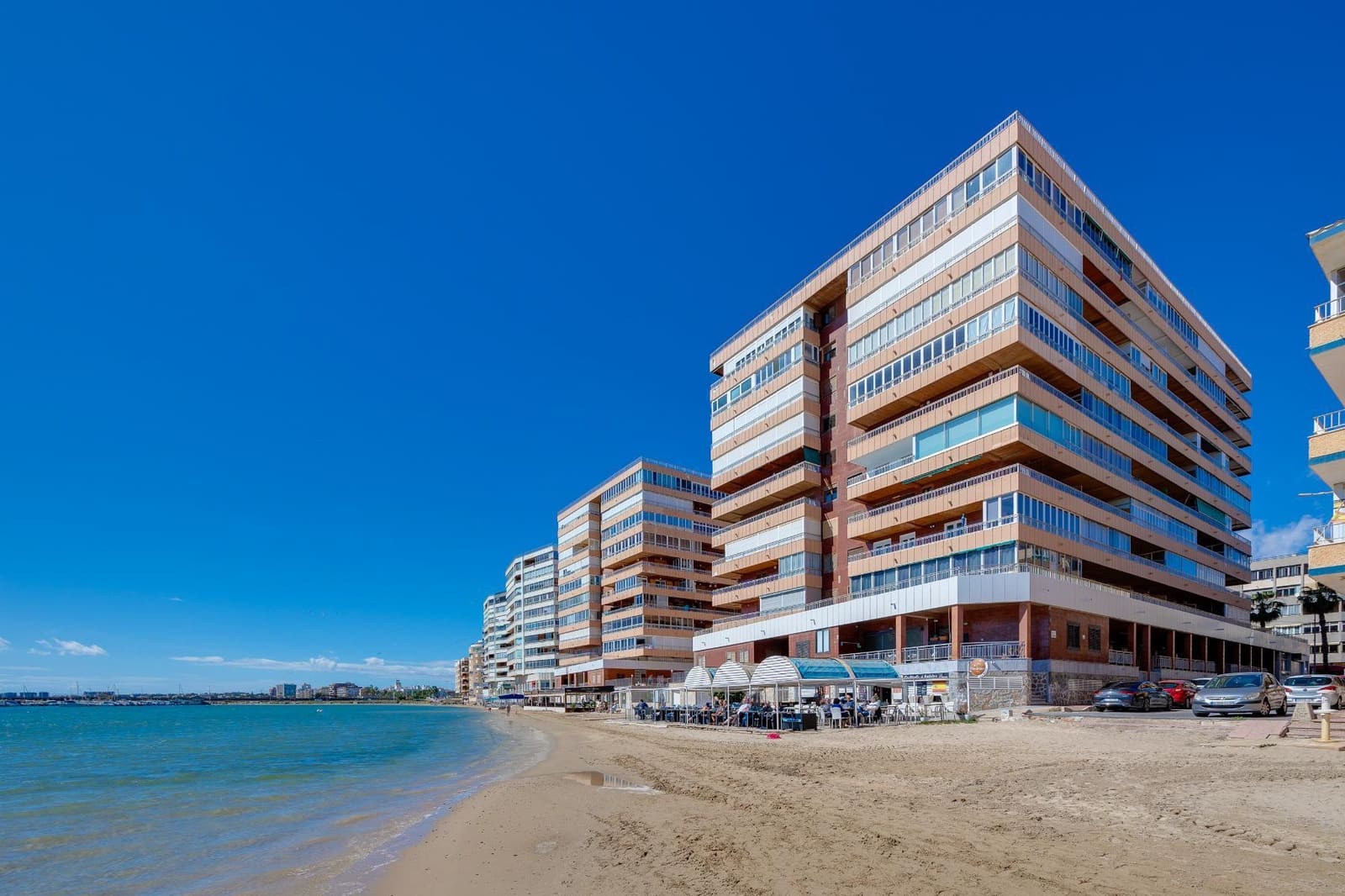 Apartamento de 3 habitaciones en Torrevieja en venta con piscina garaje - 379.990 € (Ref: 8891937)