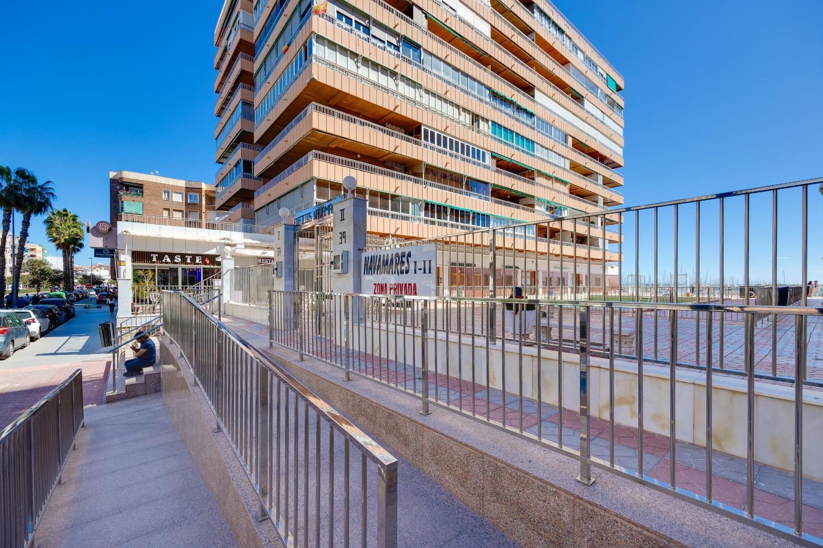 Apartamento de 3 habitaciones en Torrevieja en venta con piscina garaje - 379.990 € (Ref: 8891937)
