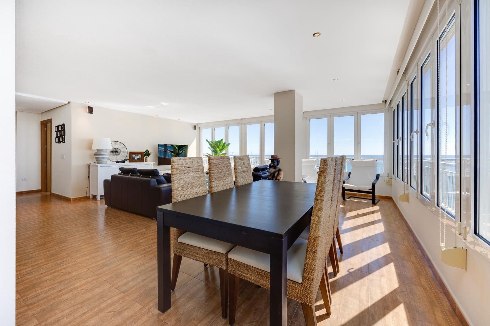 Apartamento de 3 habitaciones en Torrevieja en venta con piscina garaje - 379.990 € (Ref: 8891937)