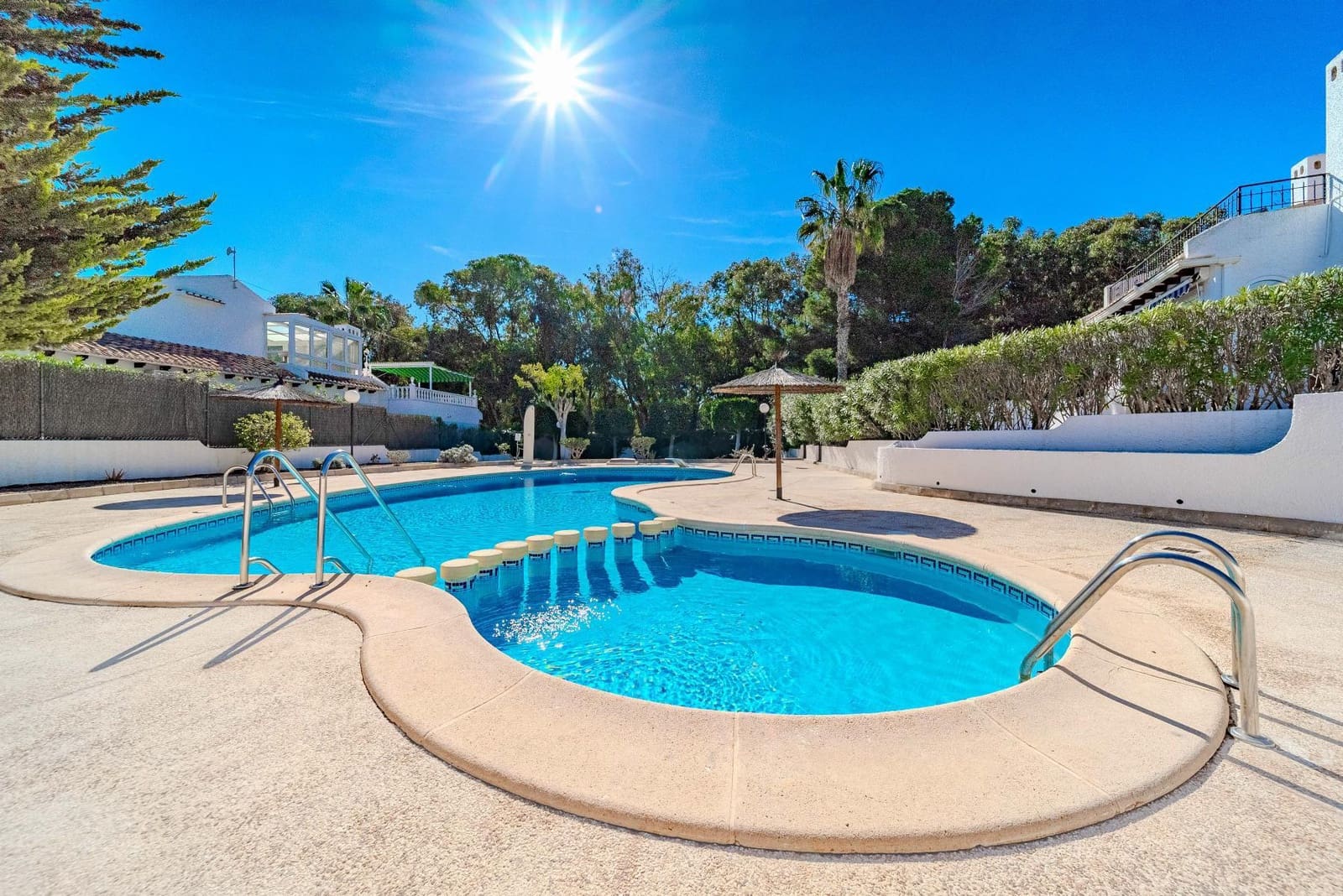 3 sypialnia Willa na sprzedaż w Playa Flamenca z basenem garażem - 483 969 € (Ref: 8983673)