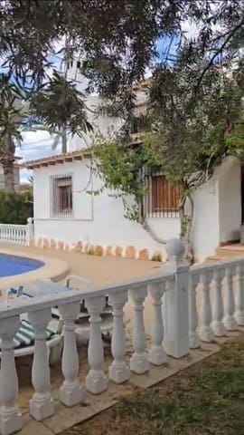 Chalet de 4 habitaciones en Cabo Roig, Orihuela en venta con piscina - 695.000 € (Ref: 9064686)