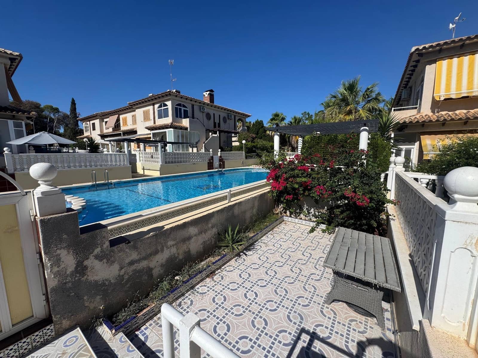 2 makuuhuone Bungalow myytävänä paikassa Orihuela Costa mukana uima-altaan - 156 000 € (Ref: 9254398)