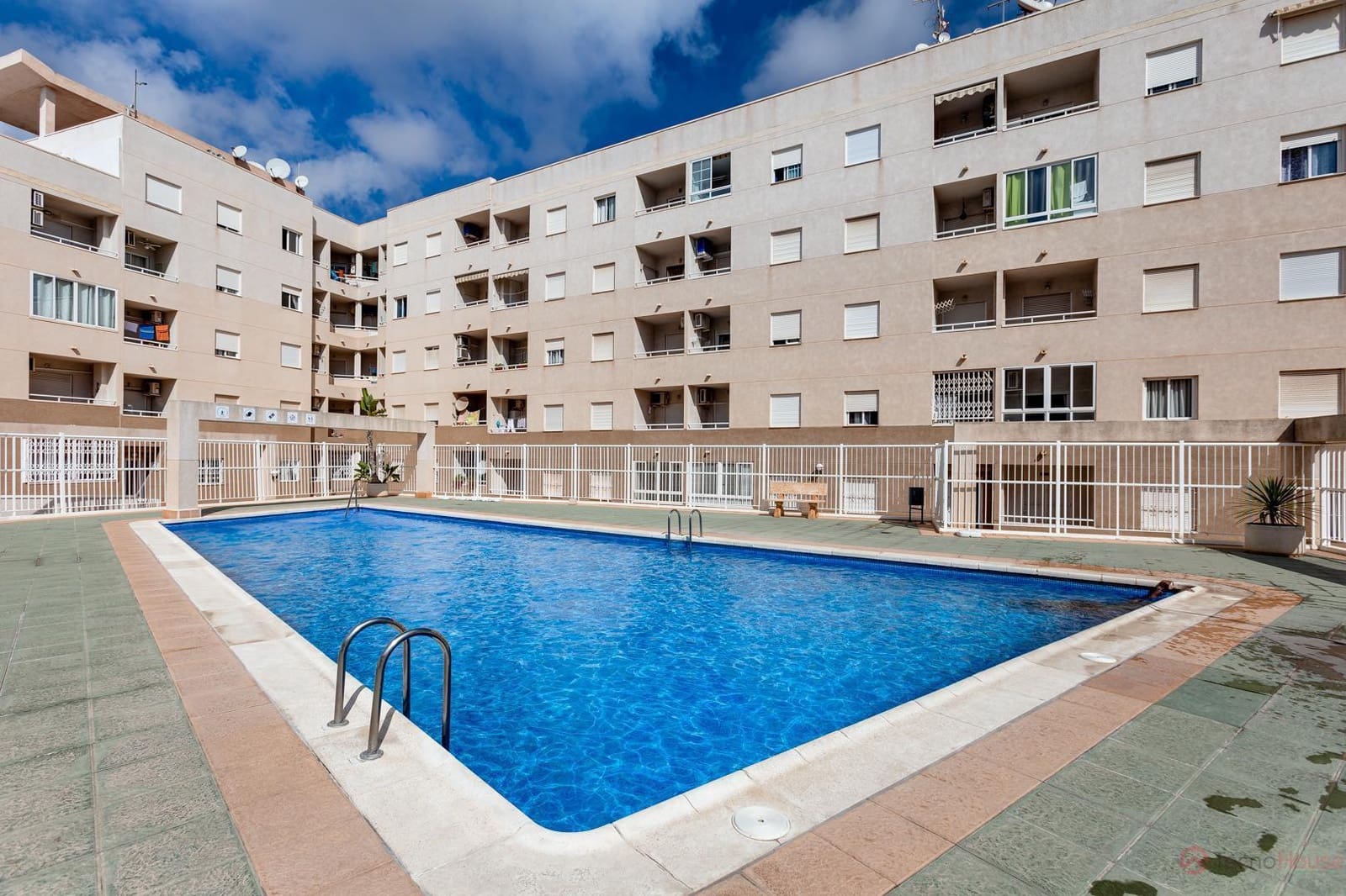 2 sypialnia Apartament na sprzedaż w Torrevieja z basenem garażem - 139 500 € (Ref: 9410227)