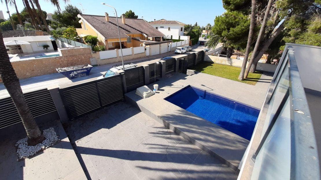 4 quarto Moradia para venda em Dehesa de Campoamor com piscina - 985 000 € (Ref: 9525742)