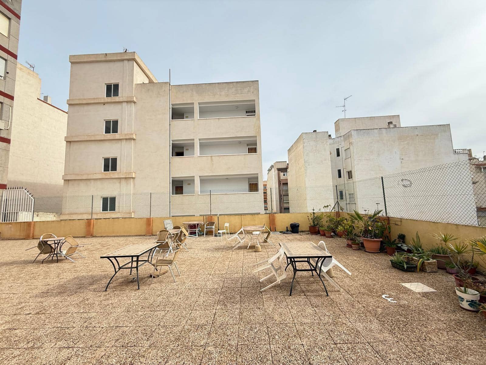 Apartment for sale in Torrevieja with pool - € 74,000 (Ref: 9572308)