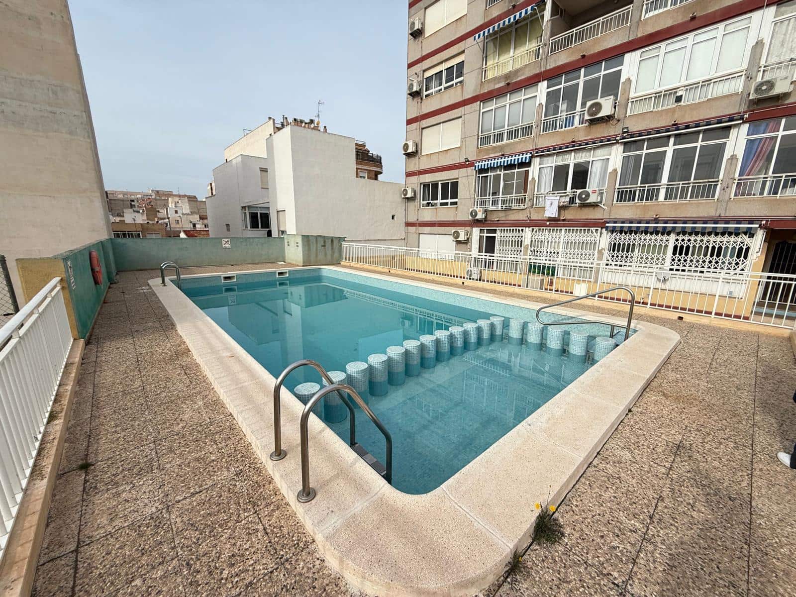 Apartment for sale in Torrevieja with pool - € 74,000 (Ref: 9572308)