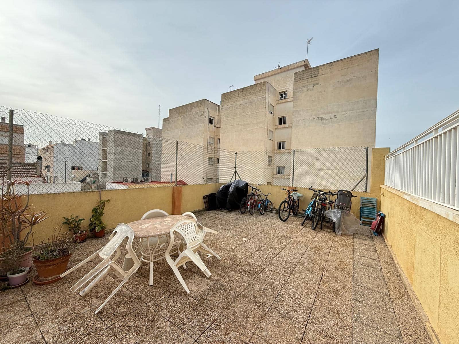 Apartment for sale in Torrevieja with pool - € 74,000 (Ref: 9572308)