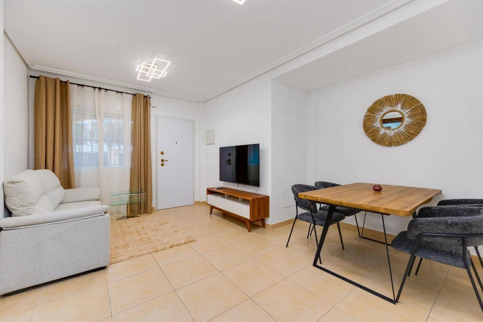 2 soveværelse Bungalow til salg i Torrevieja med swimmingpool garage - € 215.000 (Ref: 9572318)