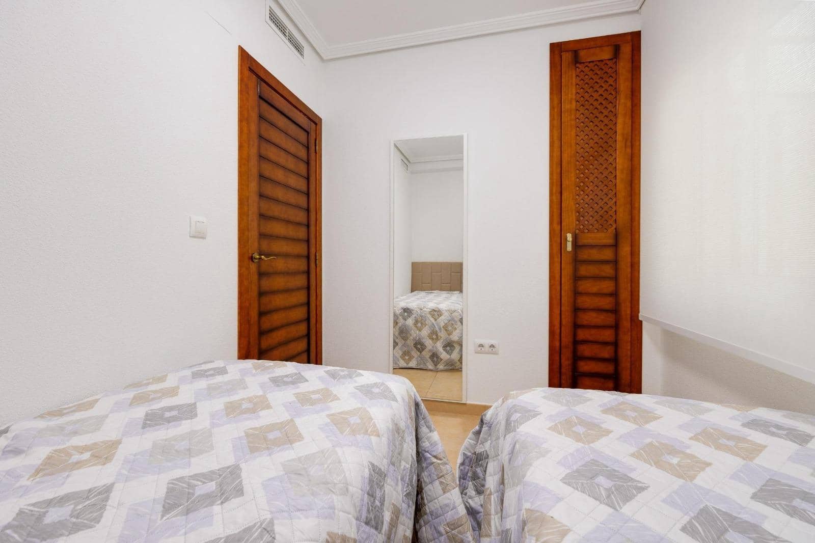 2 soveværelse Bungalow til salg i Torrevieja med swimmingpool garage - € 215.000 (Ref: 9572318)