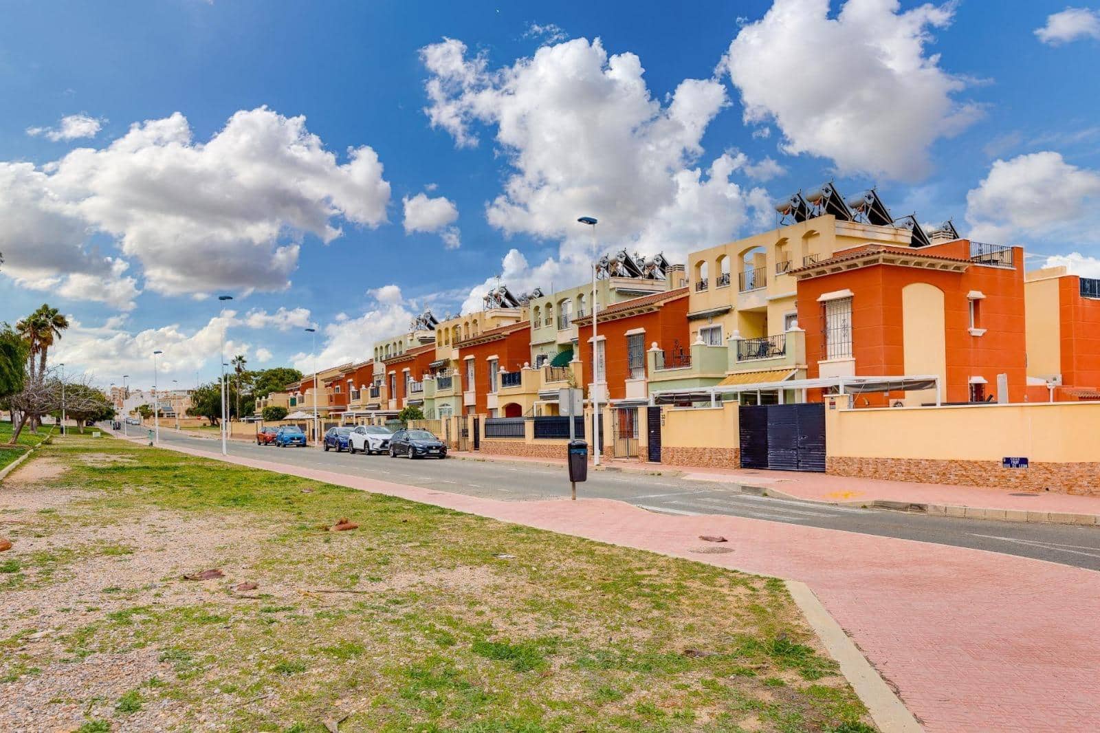 2 soveværelse Bungalow til salg i Torrevieja med swimmingpool garage - € 215.000 (Ref: 9572318)