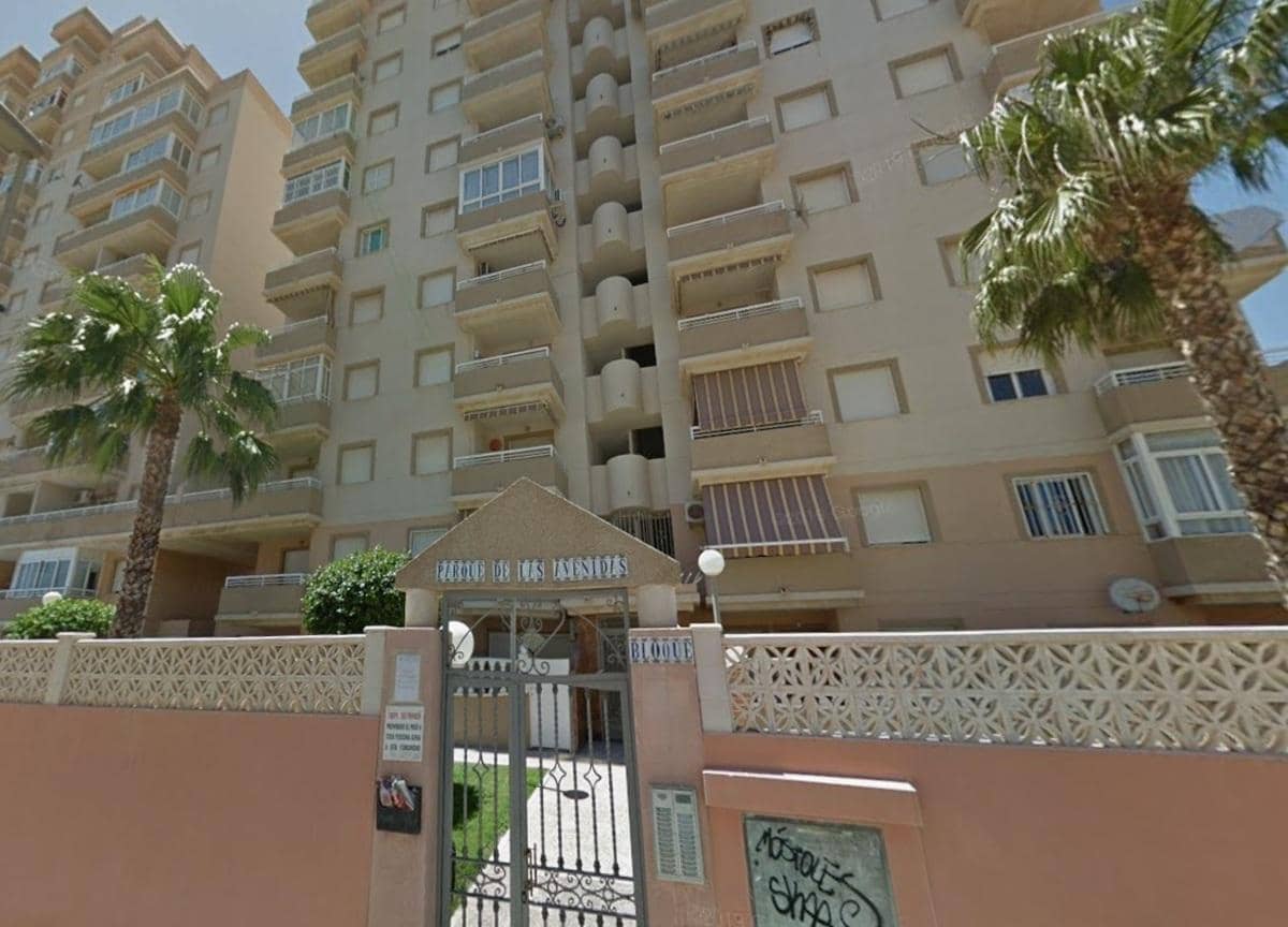 Apartamento de 2 habitaciones en Torrevieja en venta con piscina - 110.000 € (Ref: 9725110)