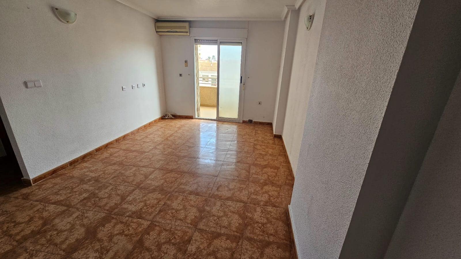 Apartamento de 2 habitaciones en Torrevieja en venta con piscina - 110.000 € (Ref: 9725110)