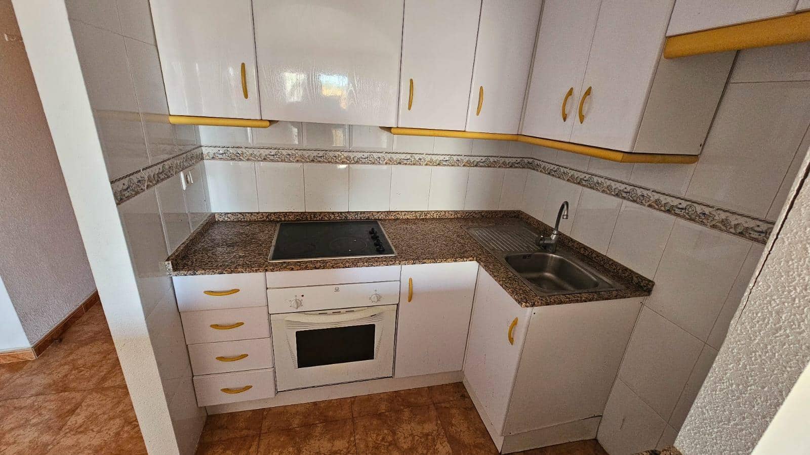 Apartamento de 2 habitaciones en Torrevieja en venta con piscina - 110.000 € (Ref: 9725110)