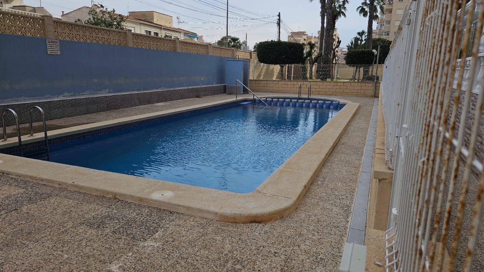 Apartamento de 2 habitaciones en Torrevieja en venta con piscina - 110.000 € (Ref: 9725110)