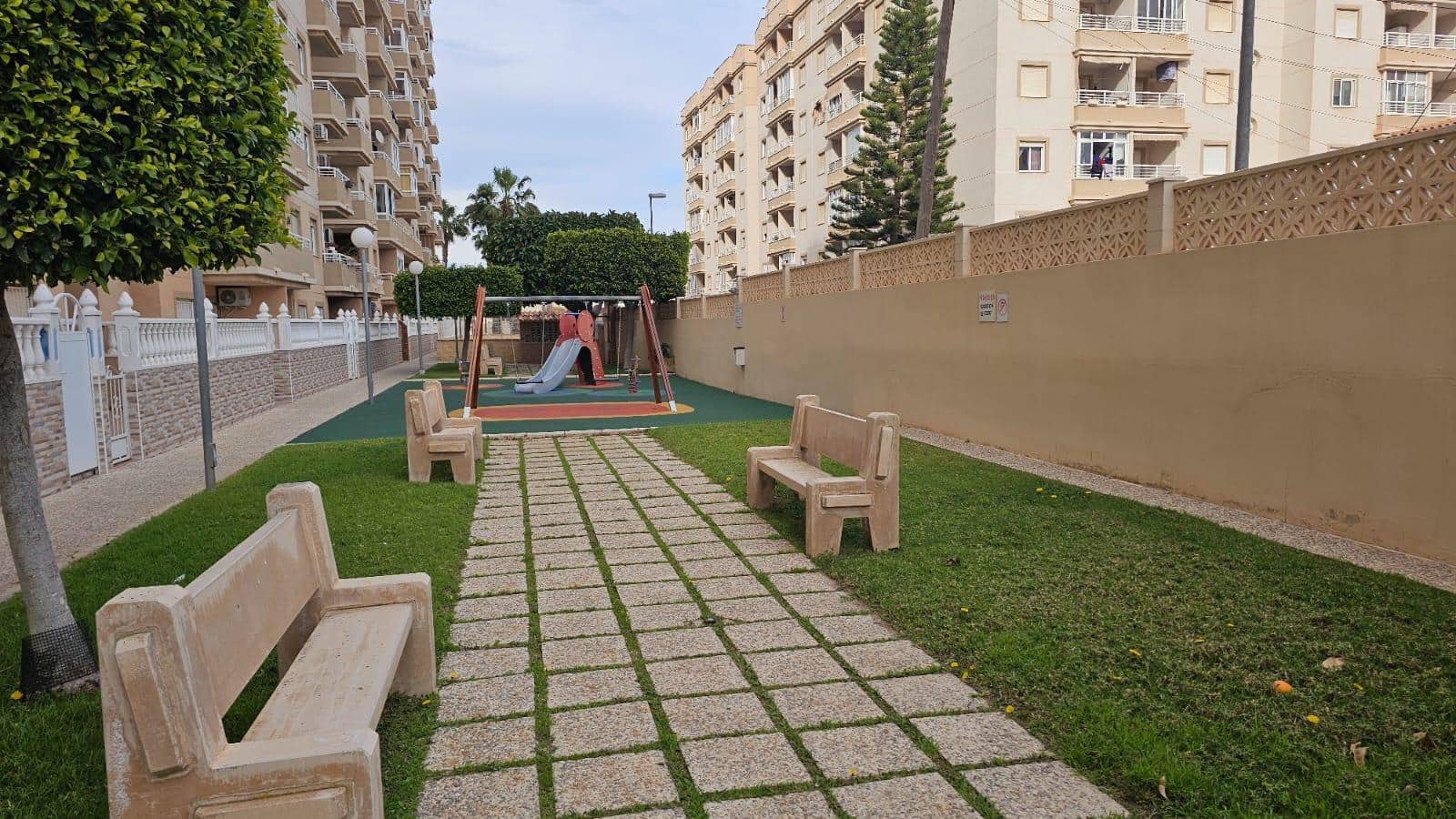 Apartamento de 2 habitaciones en Torrevieja en venta con piscina - 110.000 € (Ref: 9725110)