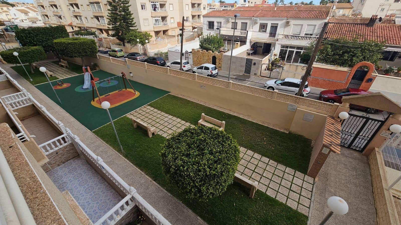 Apartamento de 2 habitaciones en Torrevieja en venta con piscina - 110.000 € (Ref: 9725110)