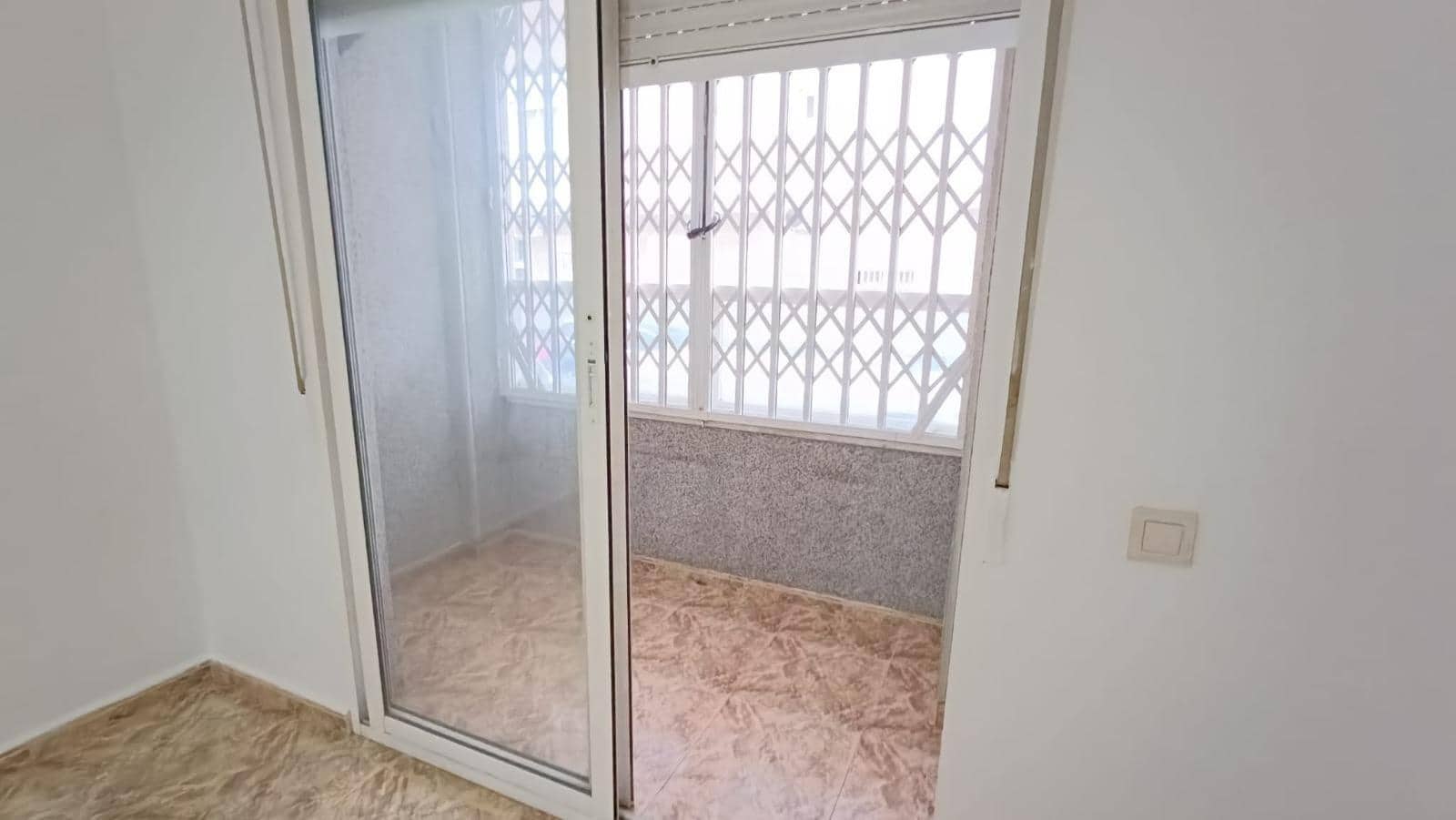 Apartamento de 2 habitaciones en Torrevieja en venta - 109.000 € (Ref: 9769932)