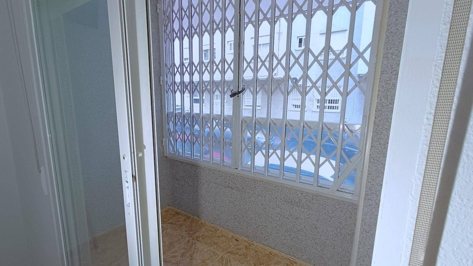 Apartamento de 2 habitaciones en Torrevieja en venta - 109.000 € (Ref: 9769932)