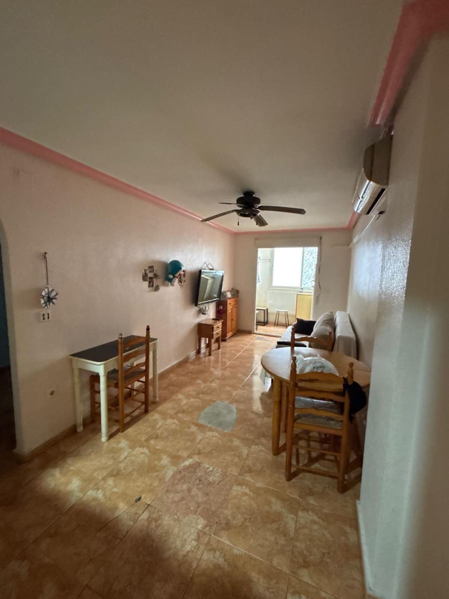 Apartamento de 2 habitaciones en Torrevieja en venta - 104.500 € (Ref: 9779132)