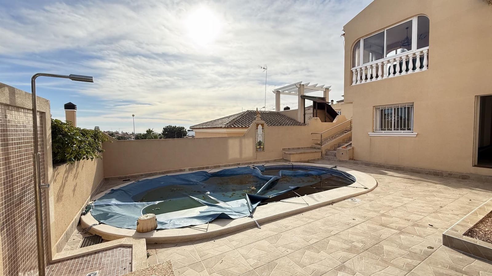 5 slaapkamer Villa te koop in Blue Lagoon met zwembad garage - € 339.000 (Ref: 9891371)
