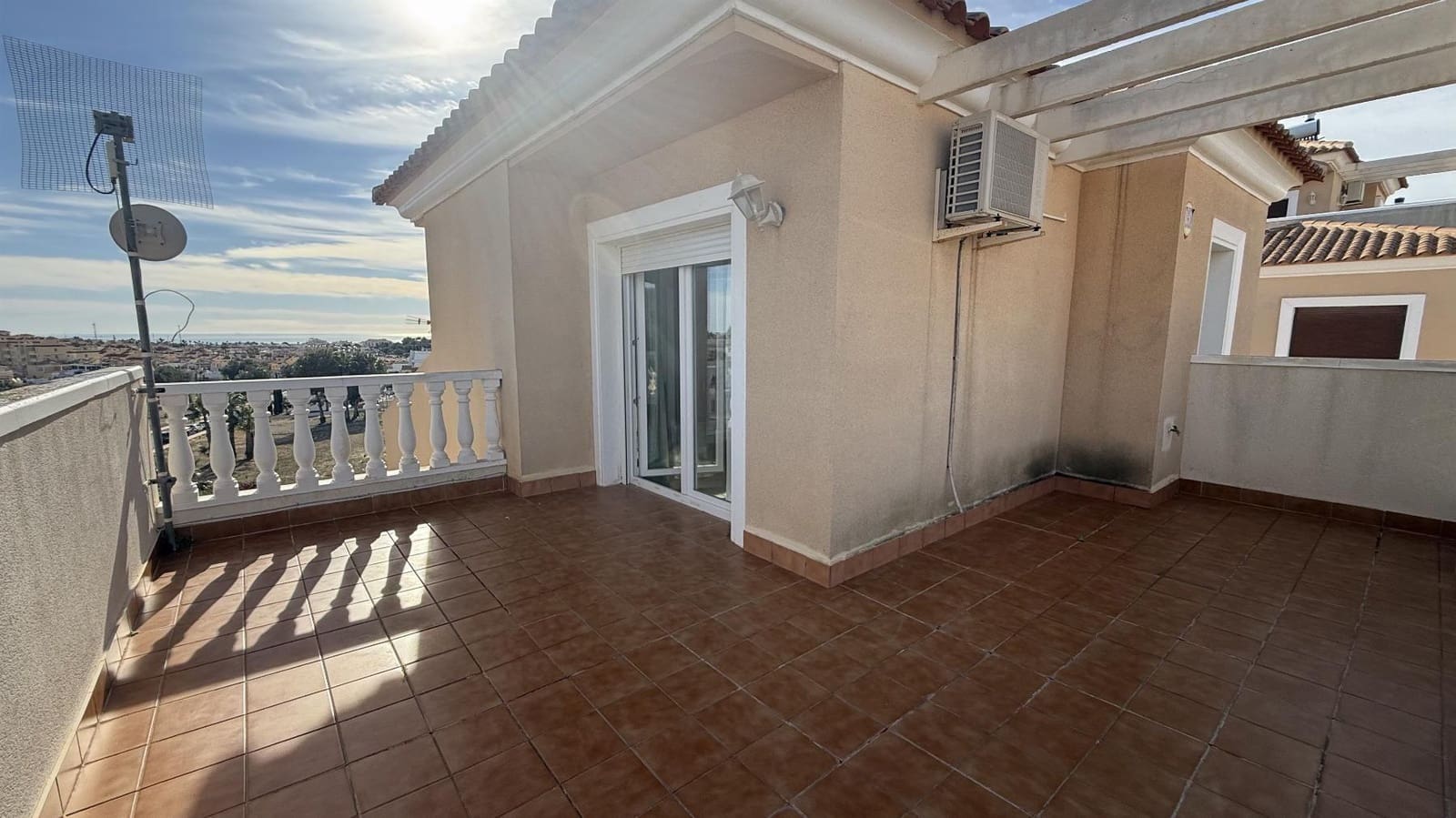 5 slaapkamer Villa te koop in Blue Lagoon met zwembad garage - € 339.000 (Ref: 9891371)
