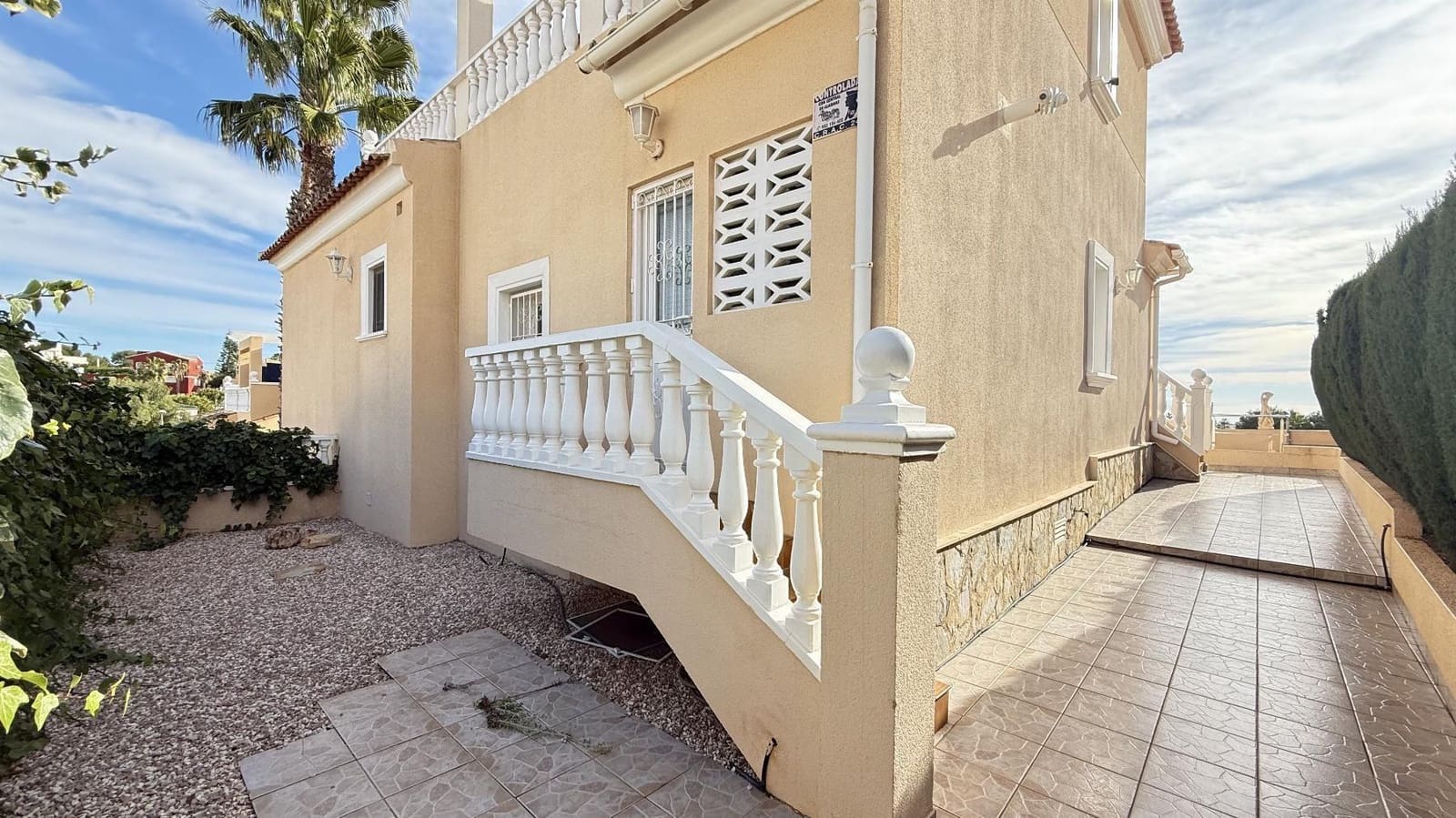 5 slaapkamer Villa te koop in Blue Lagoon met zwembad garage - € 339.000 (Ref: 9891371)