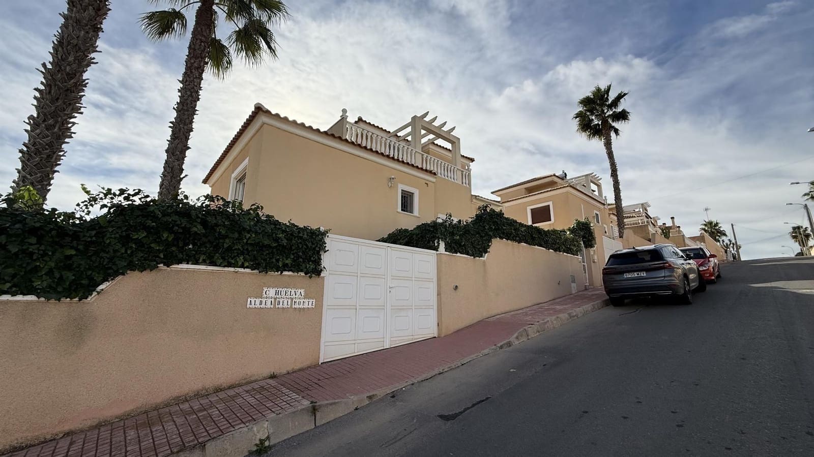 5 slaapkamer Villa te koop in Blue Lagoon met zwembad garage - € 339.000 (Ref: 9891371)