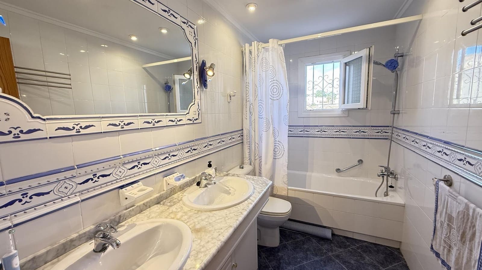 5 slaapkamer Villa te koop in Blue Lagoon met zwembad garage - € 339.000 (Ref: 9891371)