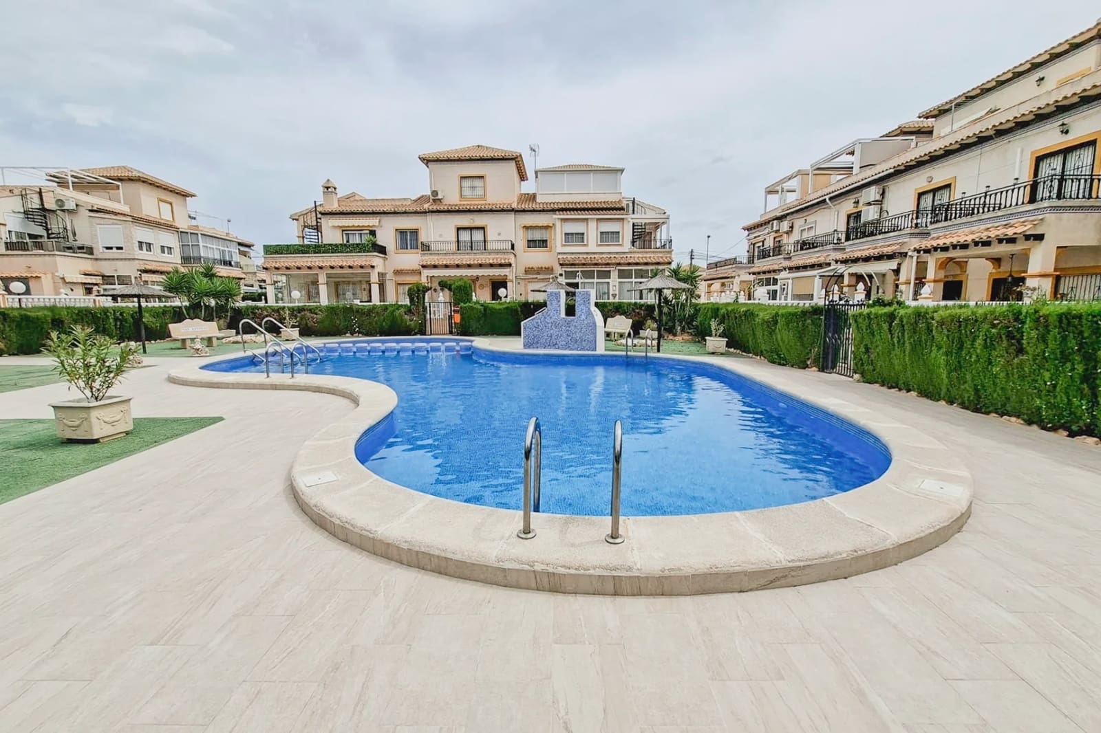Bungalow de 2 habitaciones en Orihuela Costa en venta con piscina - 169.000 € (Ref: 10003501)