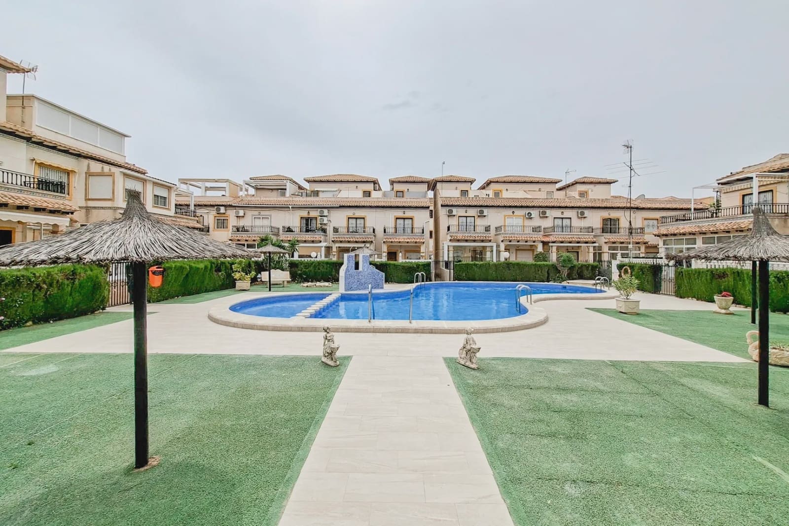 Bungalow de 2 habitaciones en Orihuela Costa en venta con piscina - 169.000 € (Ref: 10003501)
