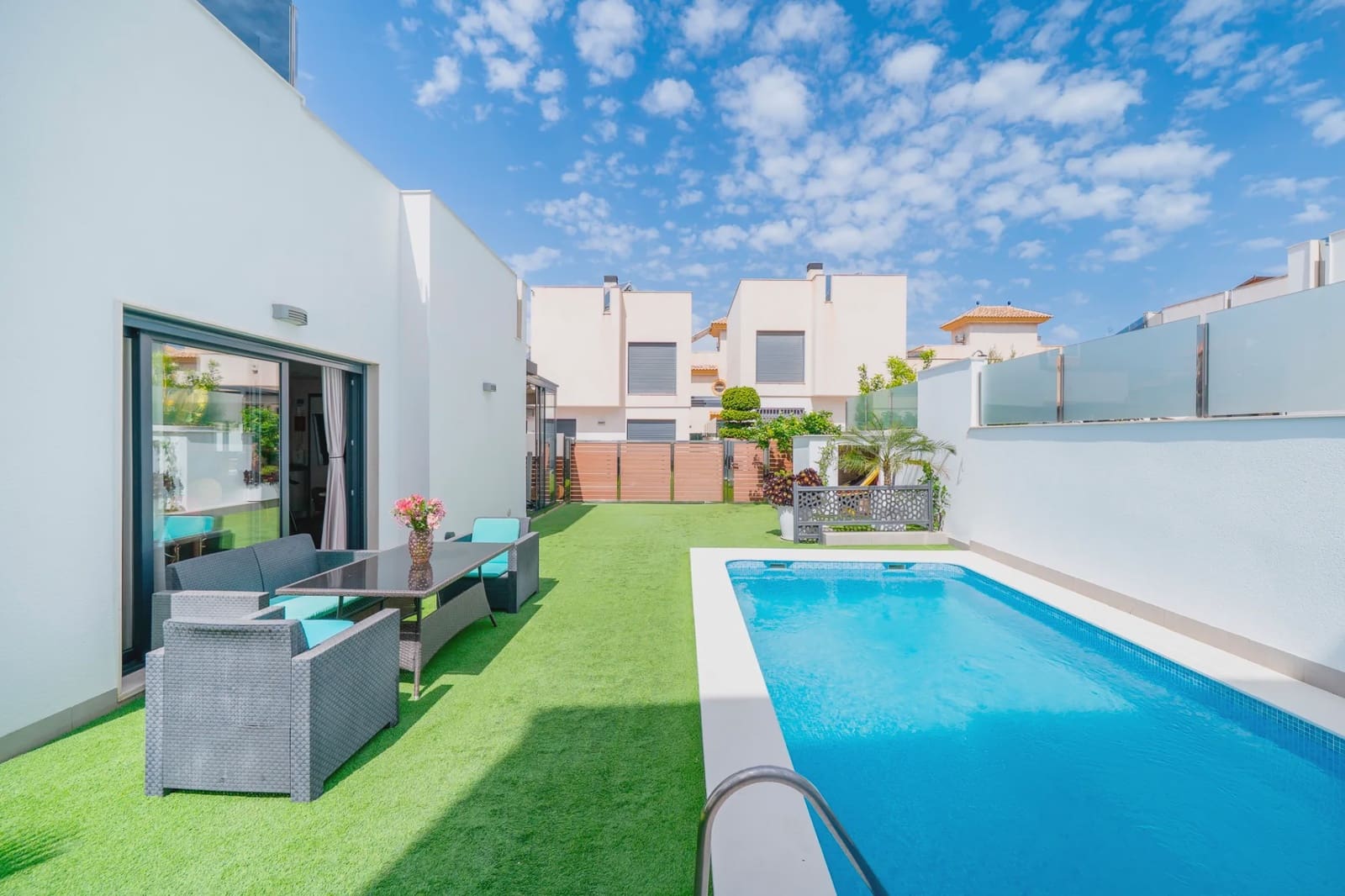 5 makuuhuone Huvila myytävänä paikassa Torrevieja mukana uima-altaan - 559 000 € (Ref: 10005893)
