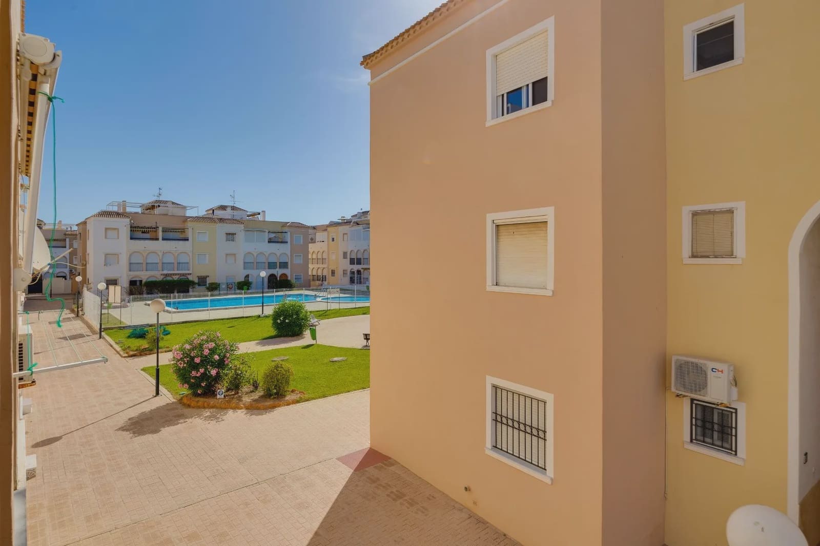 2 Zimmer Bungalow zu verkaufen in Torrevieja mit Pool - 149.900 € (Ref: 10011676)