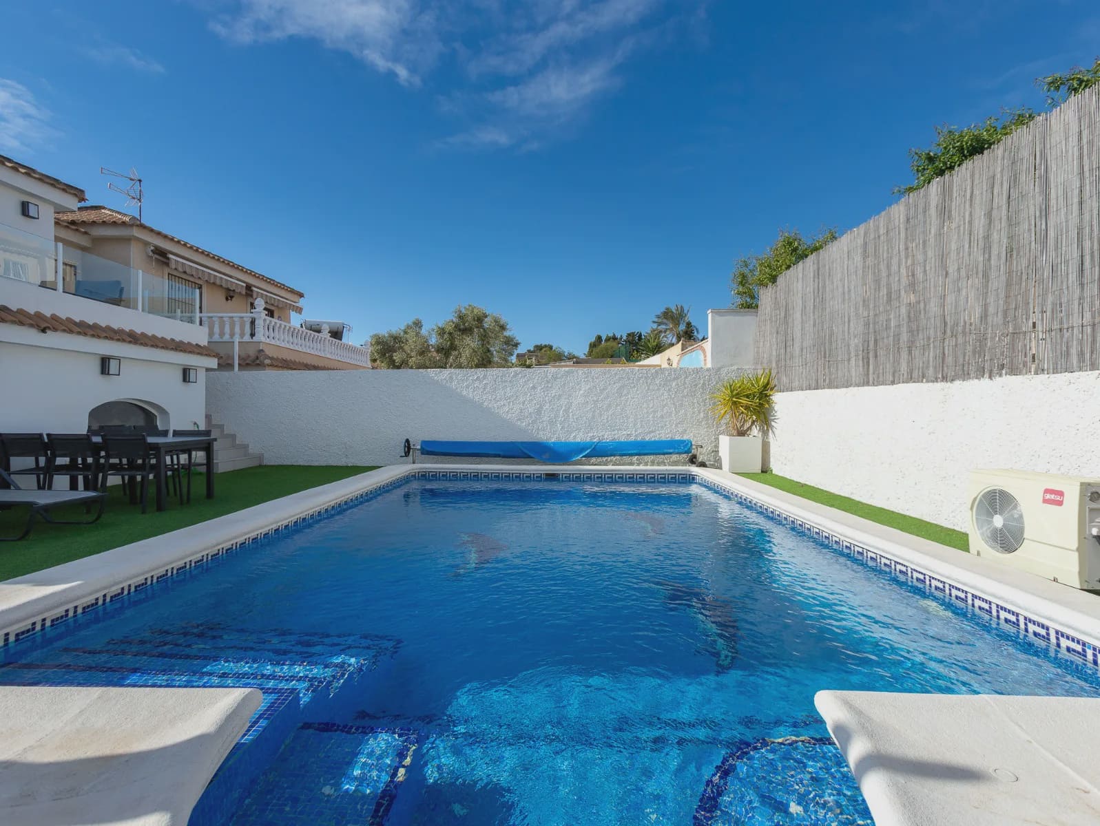 Chalet de 4 habitaciones en Los Balcones en venta con piscina garaje - 549.000 € (Ref: 10077363)