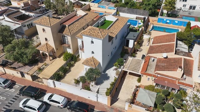Chalet de 4 habitaciones en Los Balcones en venta con piscina garaje - 549.000 € (Ref: 10077363)