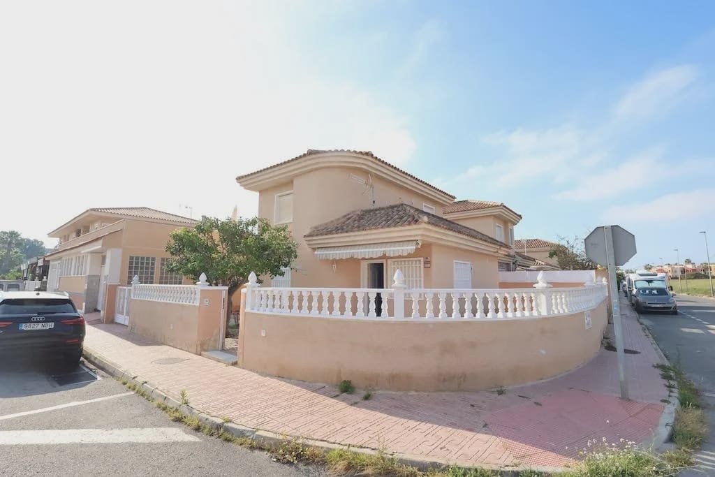 3 makuuhuone Huvila myytävänä paikassa Torrevieja mukana uima-altaan 
autotalli - 320 000 € (Ref: 10140158)
