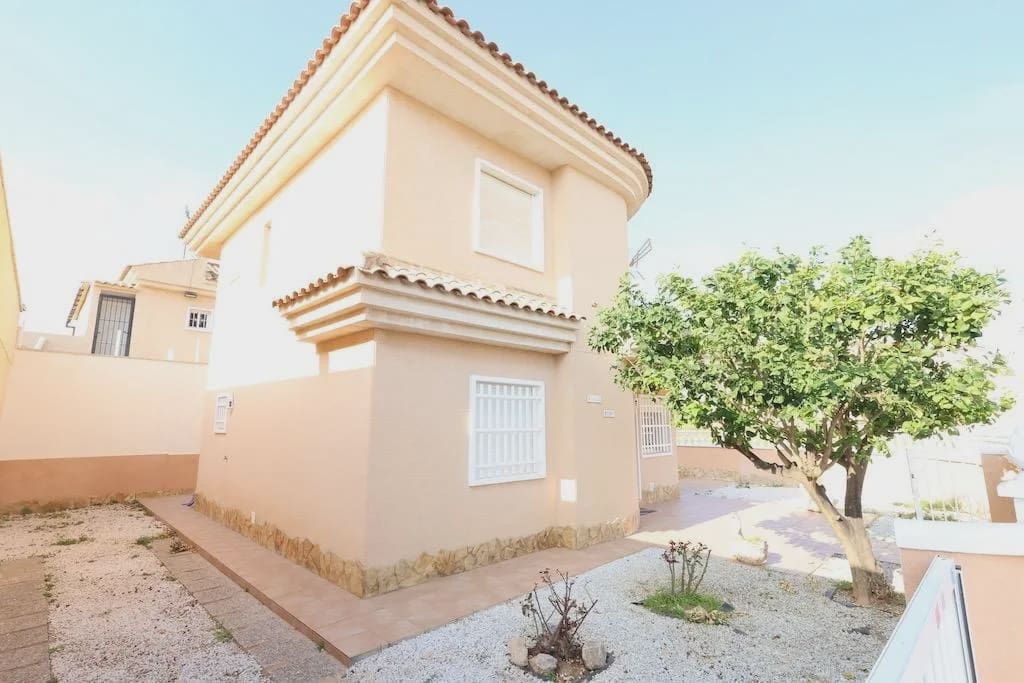 3 makuuhuone Huvila myytävänä paikassa Torrevieja mukana uima-altaan 
autotalli - 320 000 € (Ref: 10140158)