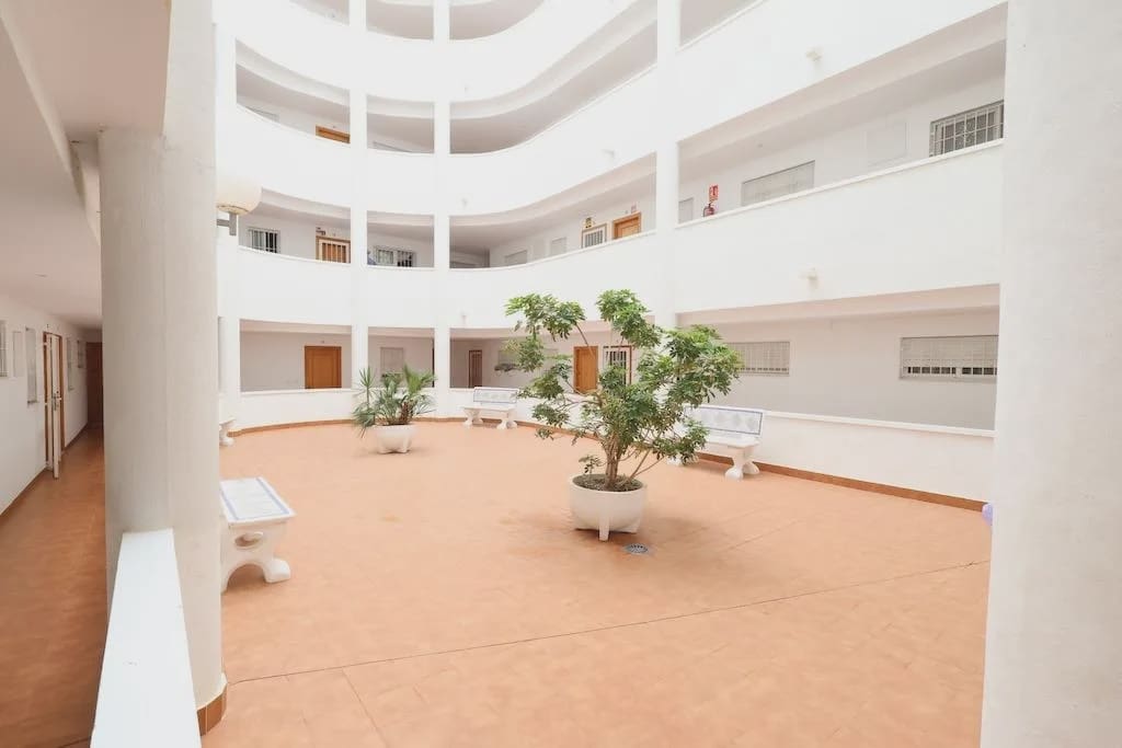 2 soveværelse Lejlighed til salg i Torrevieja med swimmingpool - € 134.000 (Ref: 10162039)
