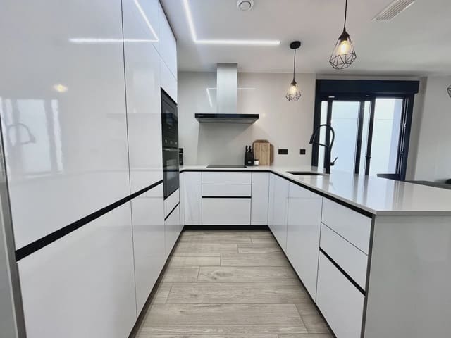 4 soveværelse Villa til salg i Punta Prima, Orihuela med swimmingpool - € 794.950 (Ref: 10168813)