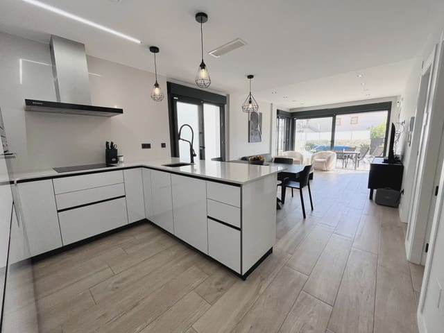 4 soveværelse Villa til salg i Punta Prima, Orihuela med swimmingpool - € 794.950 (Ref: 10168813)