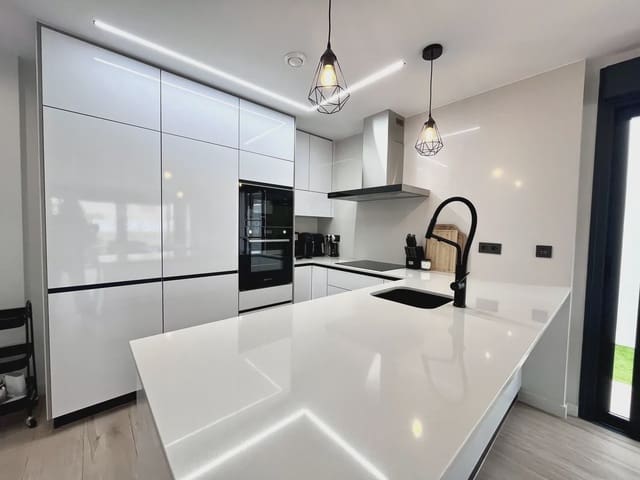 4 soveværelse Villa til salg i Punta Prima, Orihuela med swimmingpool - € 794.950 (Ref: 10168813)