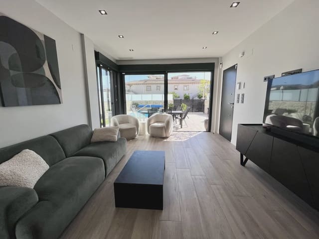 4 soveværelse Villa til salg i Punta Prima, Orihuela med swimmingpool - € 794.950 (Ref: 10168813)