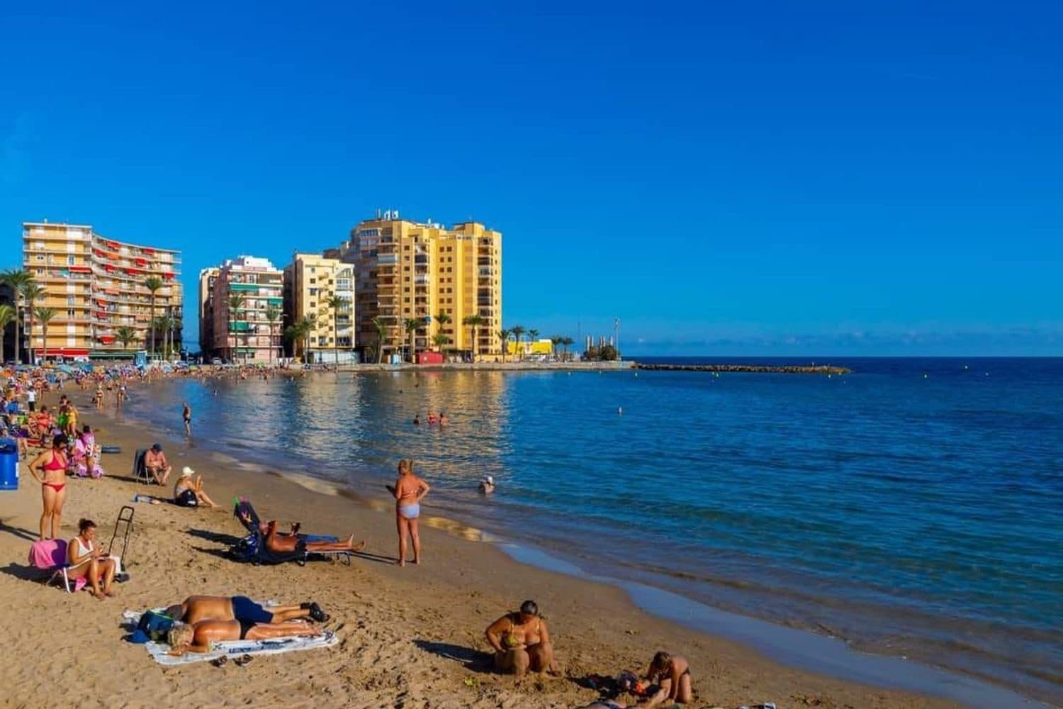 Apartamento de 2 habitaciones en Torrevieja en venta con piscina garaje - 149.900 € (Ref: 9292282)