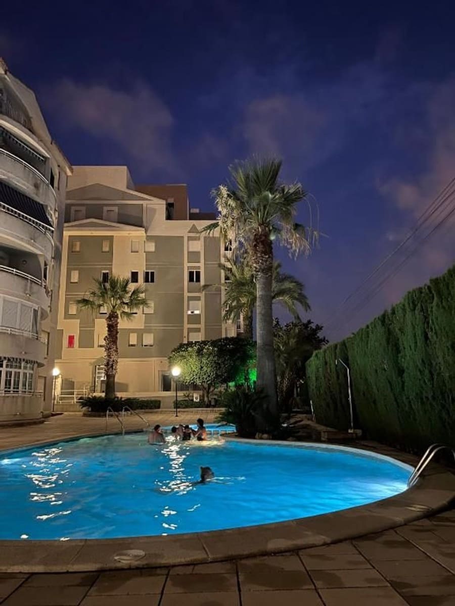 Apartamento de 2 habitaciones en Torrevieja en venta con piscina garaje - 149.900 € (Ref: 9292282)