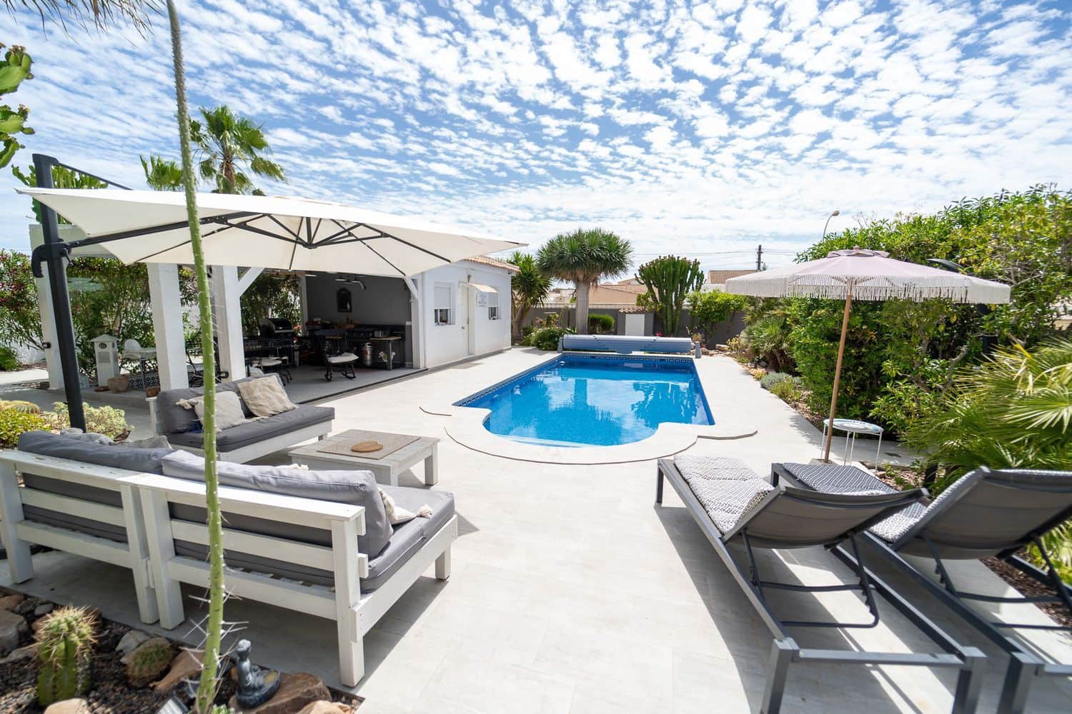 4 makuuhuone Huvila myytävänä paikassa Torrevieja mukana uima-altaan 
autotalli - 495 000 € (Ref: 9371376)