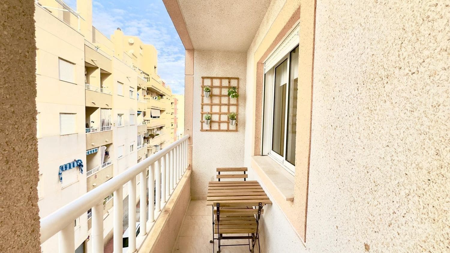 Apartamento de 2 habitaciones en Torrevieja en venta con garaje - 129.900 € (Ref: 9451769)
