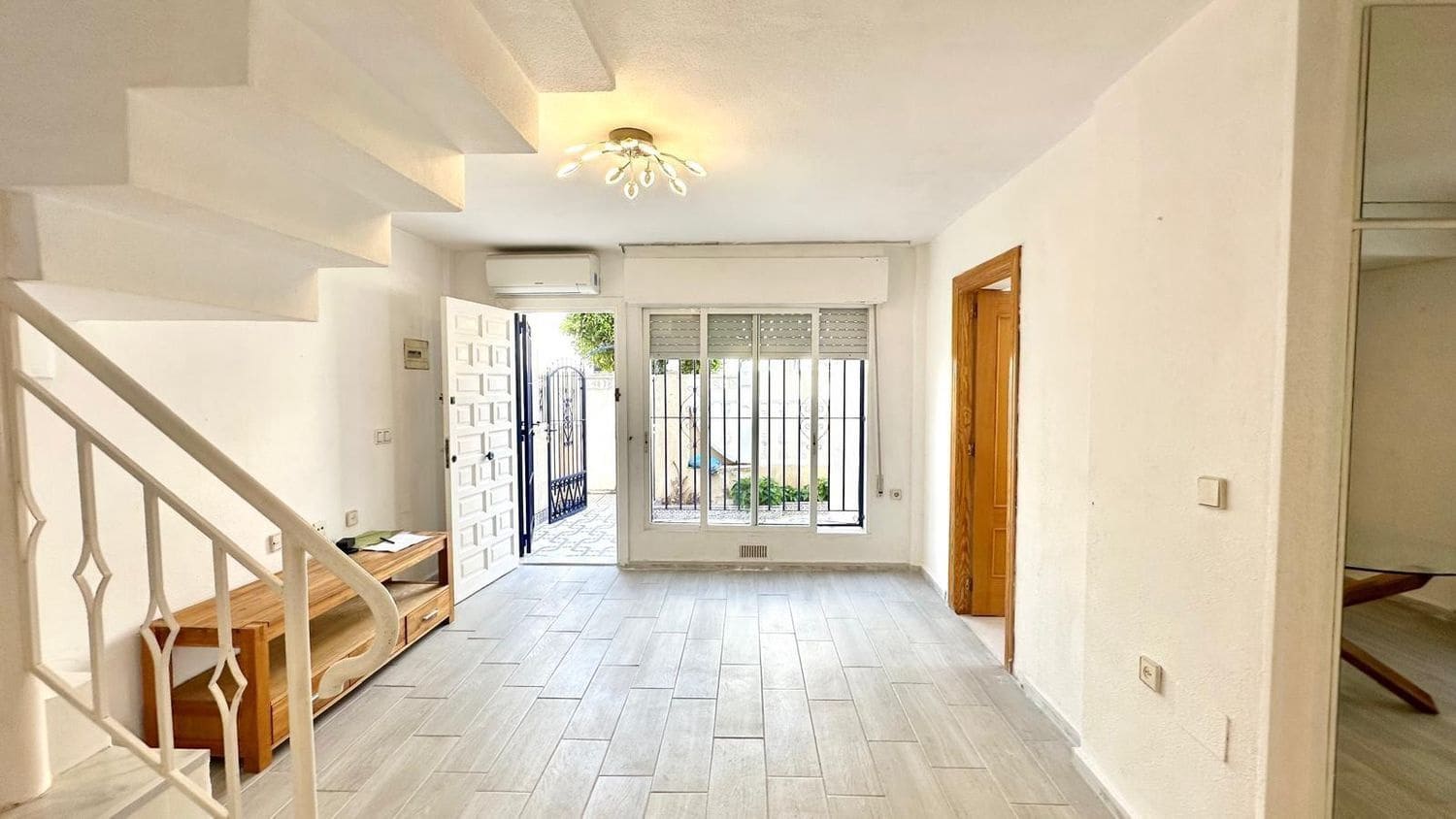 3 sypialnia Dom na sprzedaż w Torrevieja z basenem garażem - 179 000 € (Ref: 9452562)