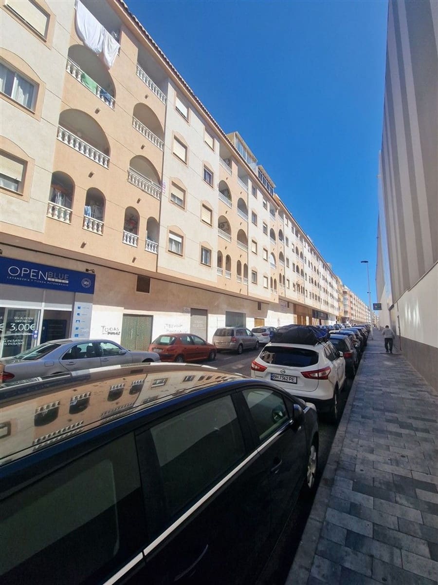 Apartamento de 2 habitaciones en Torrevieja en venta con piscina garaje - 169.900 € (Ref: 9774427)
