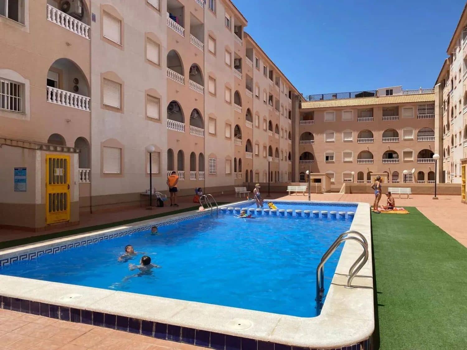 Apartamento de 2 habitaciones en Torrevieja en venta con piscina garaje - 169.900 € (Ref: 9774427)
