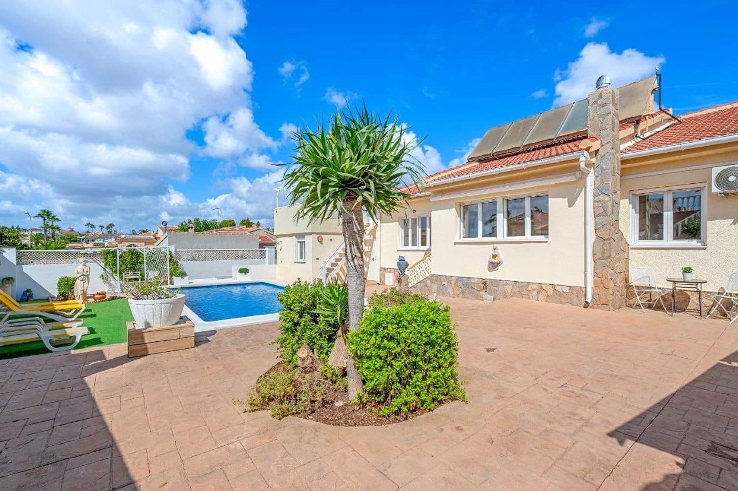 7 bedroom Villa for sale in Ciudad Quesada with pool garage - € 665,000 (Ref: 9774428)