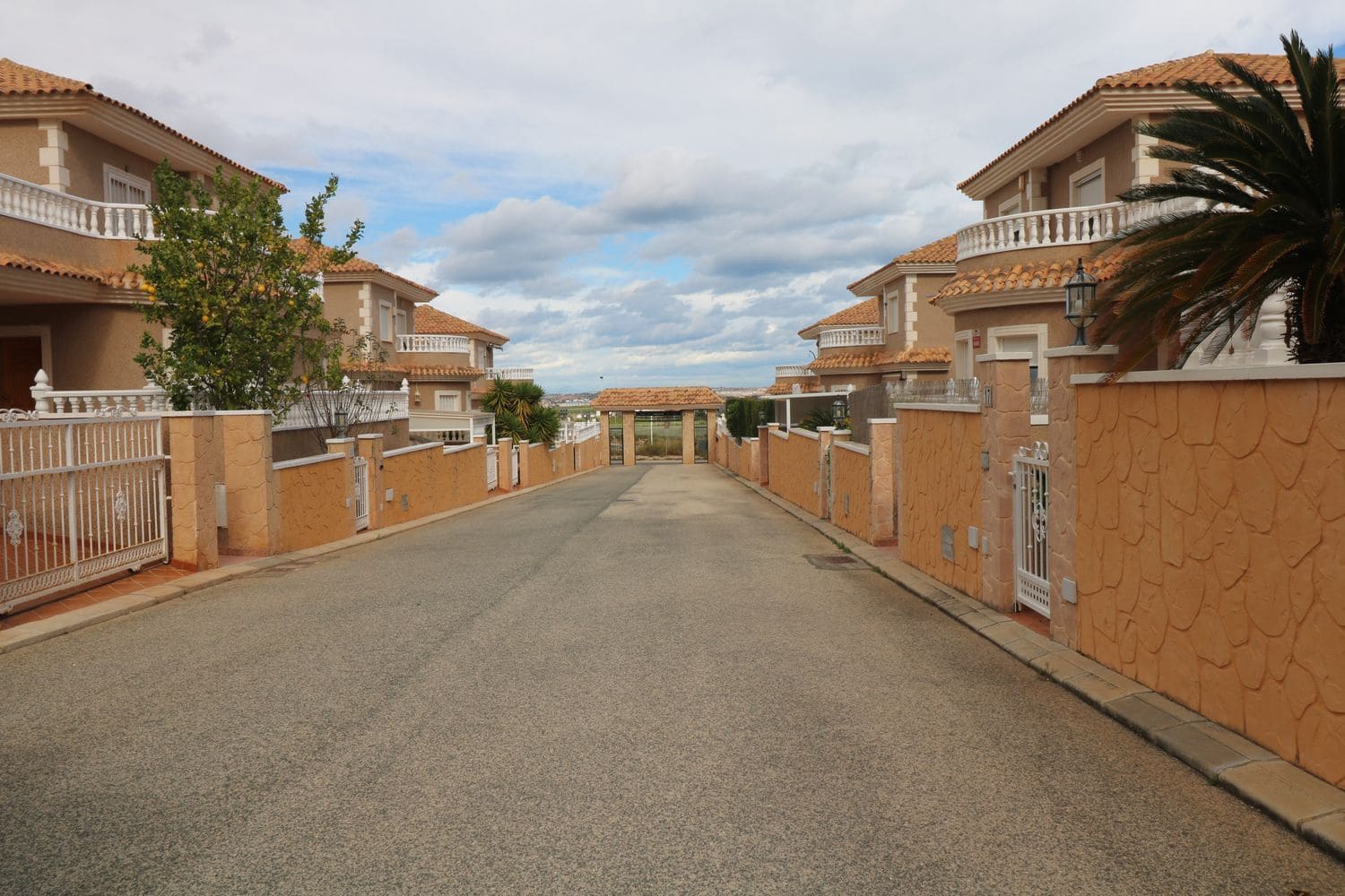 3 camera da letto Villa in vendita in Torrevieja con piscina garage - 360.000 € (Rif: 9774433)